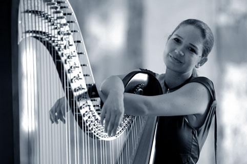 Босоо ятгач Тина Зердин манай улсад зочилно